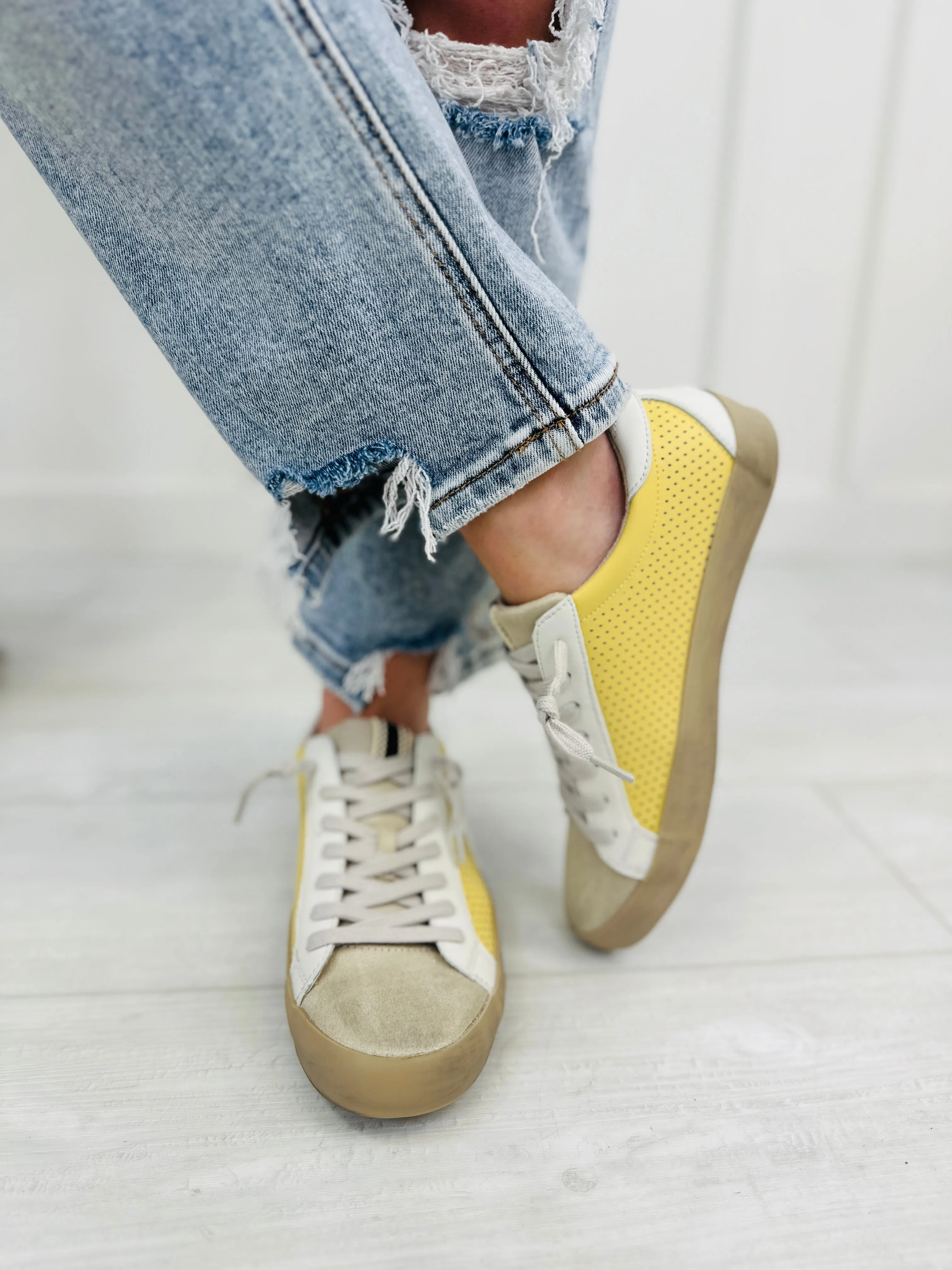 Contagious Energy Sneakers In Yellow