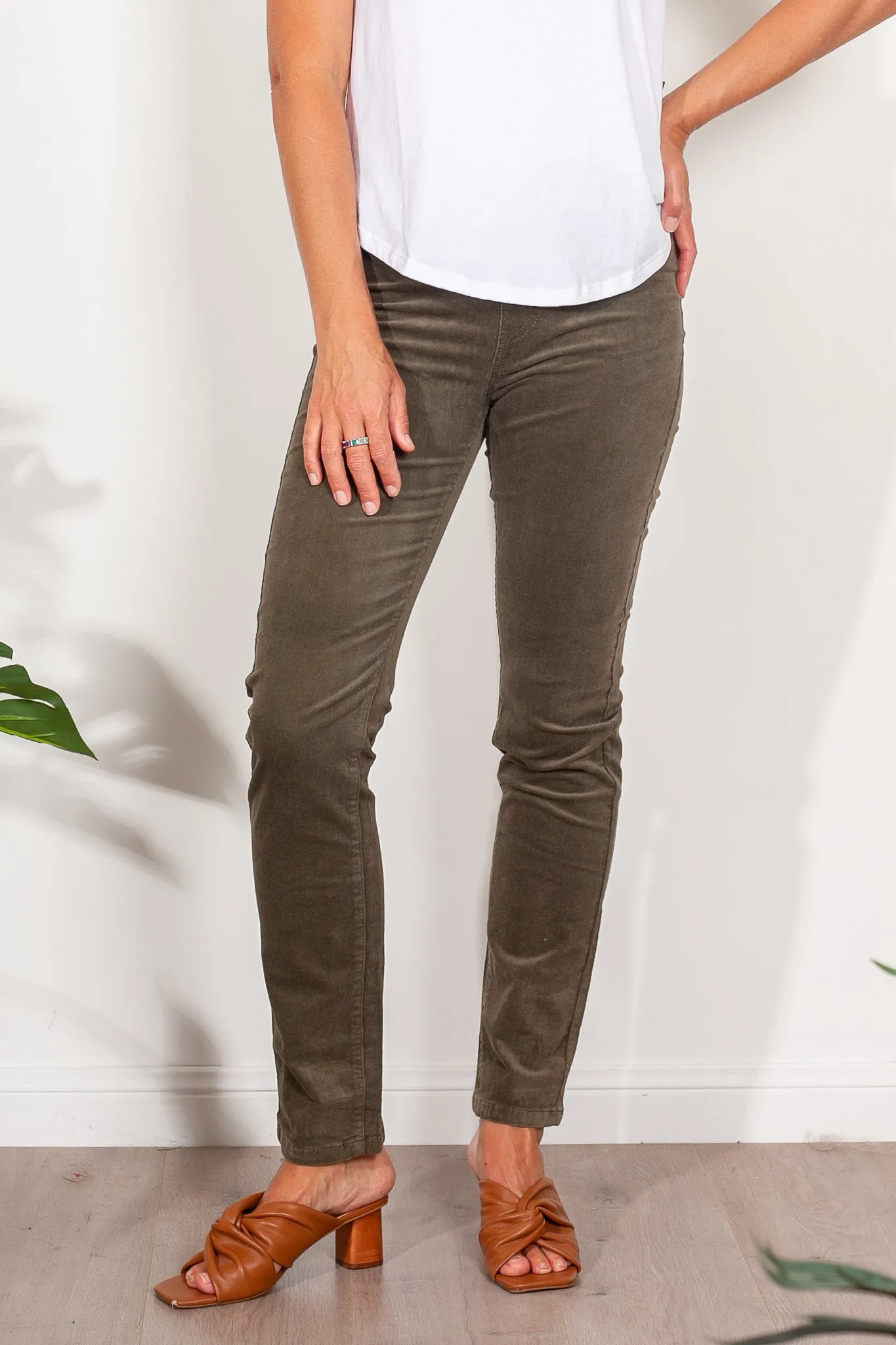 Vassalli Slim Straight Leg Corduroy Pull On Pant